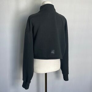 ALO Cropped Serenity Coverup Sweatshirt Size M Charcoal Green Sweater Ribbed EUC